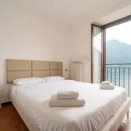 Apartment Lakefront With A View, Parking And Swimming Pool Nesso