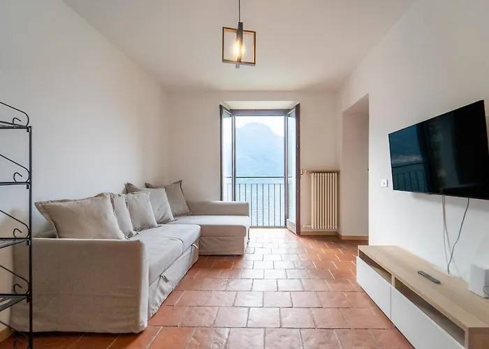 Lakefront With A View, Parking And Swimming Pool *